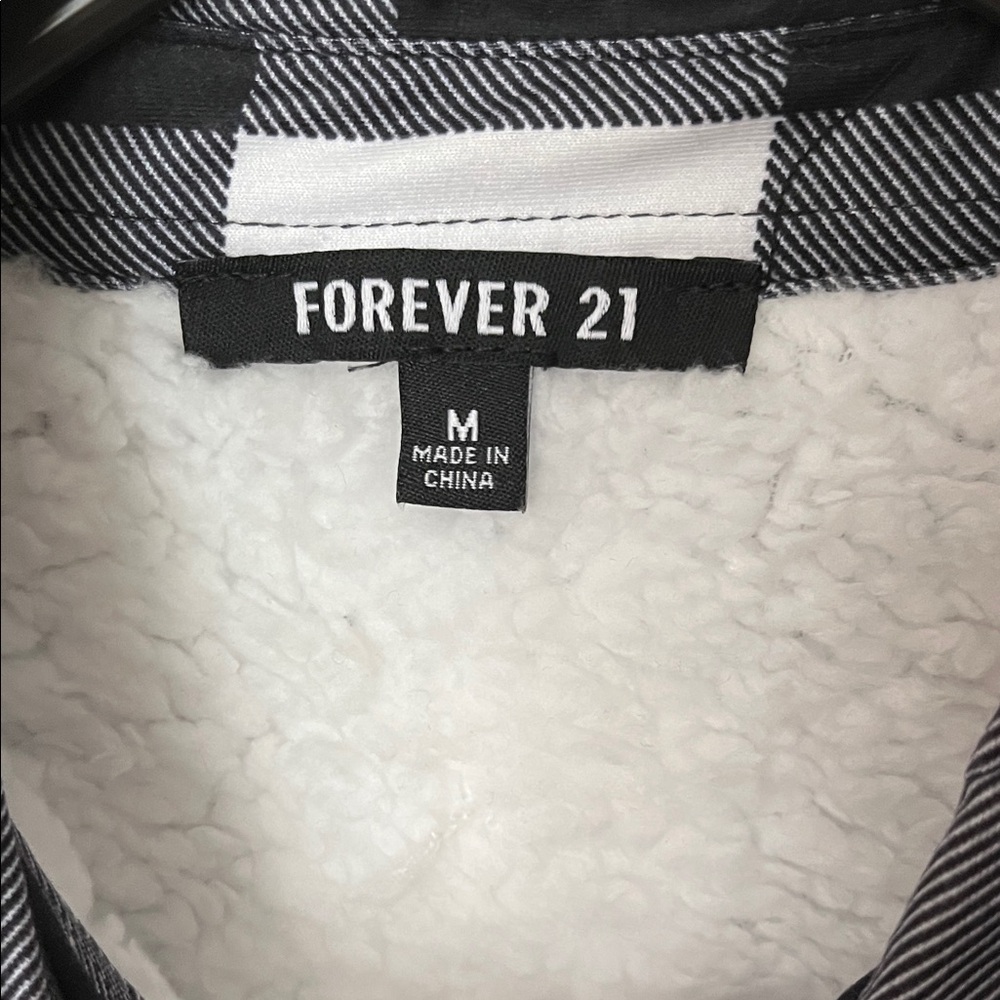 Forever 21 Fleece lined Black & White Buffalo Plaid Buttoned down Size M NWT